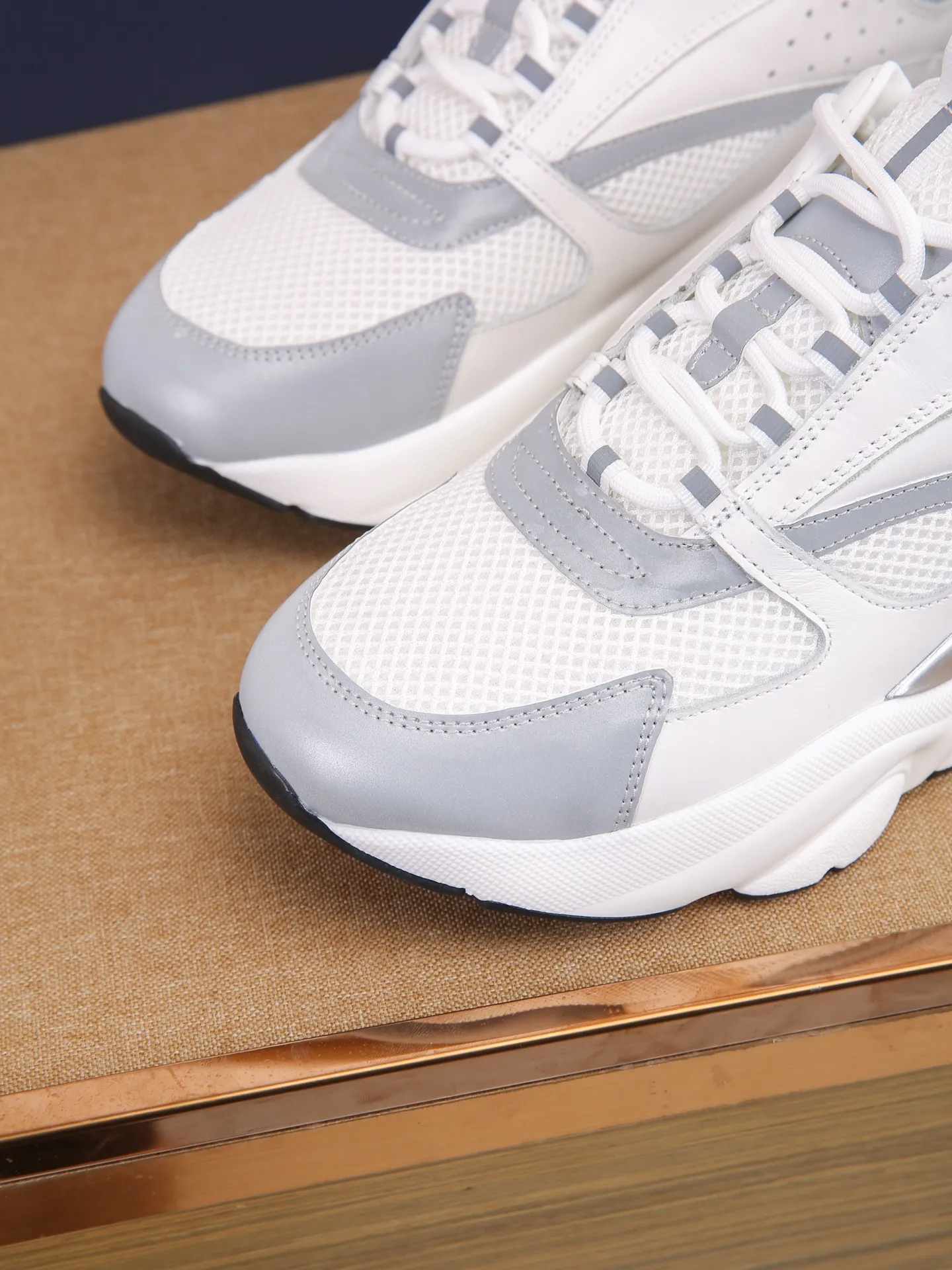 Factory price: 460💰Dior’s top version of D’s b22 men’s sports shoes. Inspired by retro running styles, the chunky low-top silhouette features gray calf leather and blue and white mesh fabric uppers, atop a black, white and blue engraved rubber sole. Nylon ribbon accents the blue mesh tongue and heel counter, and a "dio~" logo appears on the side. Pair it with a suit for a striking contrast and add a sportswear-chic edge to your look. The thick sole can be about 4cm~ Size: 38-45, [46, 47 customized]